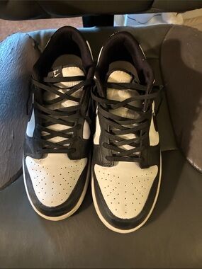 Nike Men’s Black and White Low-Top Sneakers